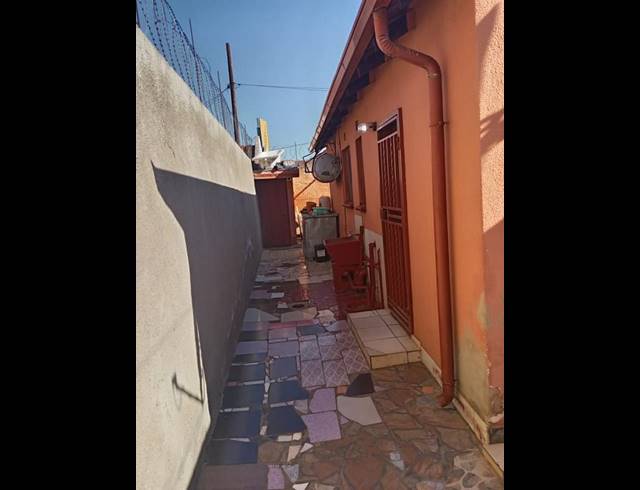 7 BEDROOM HOUSE FOR SALE IN PROTEA NORTH